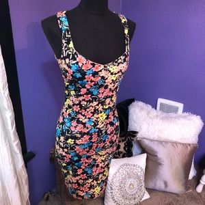 💐 Fun Floral Mini Dress w/ Unique Back Detail💐